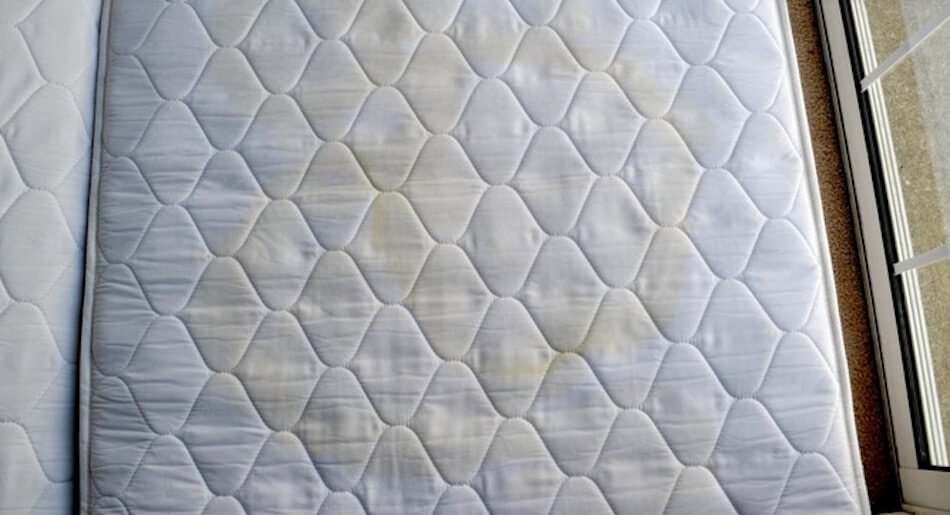heb je een matras dat onder de vlekken zit? verwijder ze eenvoudig