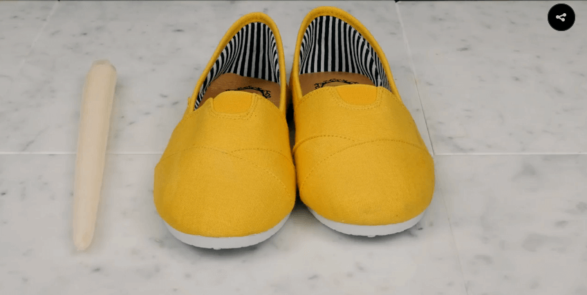 Met dit product maak je je stoffen schoenen waterdicht! Je hebt het  wondermiddel al in huis! - Tips en Weetjes
