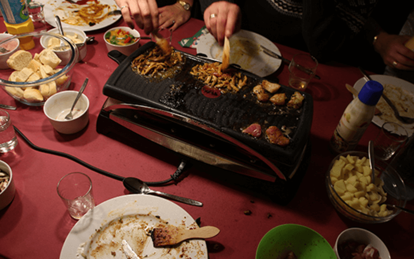 Bah, een vies gourmetstel! Met DEZE tip maak je hem stralend schoon! Je hebt het wondermiddel al