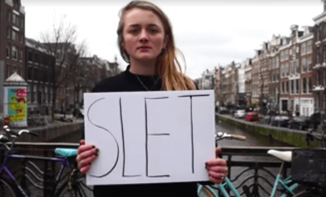 Waarom Wordt Er Gezongen Tijdens Een Kerkdienst DIT filmpje van deze vrouw wordt massaal gedeeld; "Er werd gezongen dat