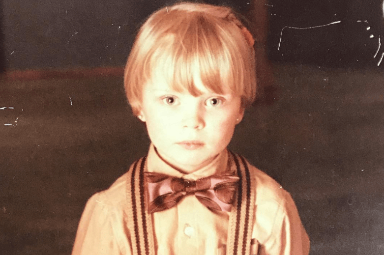 Zie jij welke Bekende Nederlander er achter deze schattige kinderfoto schuilt?
