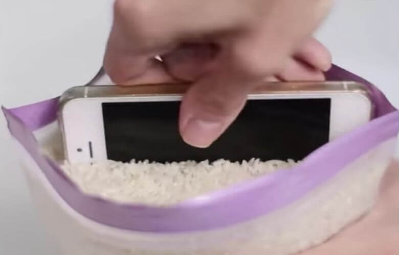 Stimmt das? Ein nasses Handy trocknen indem man es in Reis legt