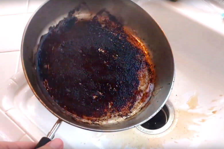 zo maak je een aangebrande pan schoon, hij is weer als nieuw!
