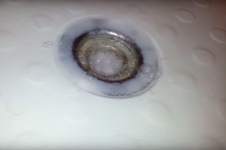 8 manieren om een verstopt doucheputje te ontstoppen